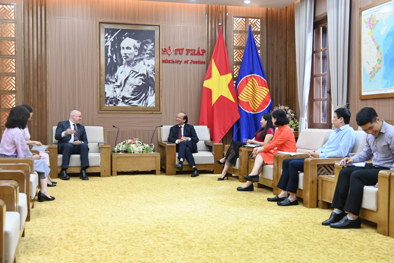 Thứ trưởng Bộ Tư pháp gặp mặt Đại diện Allens tại Việt Nam